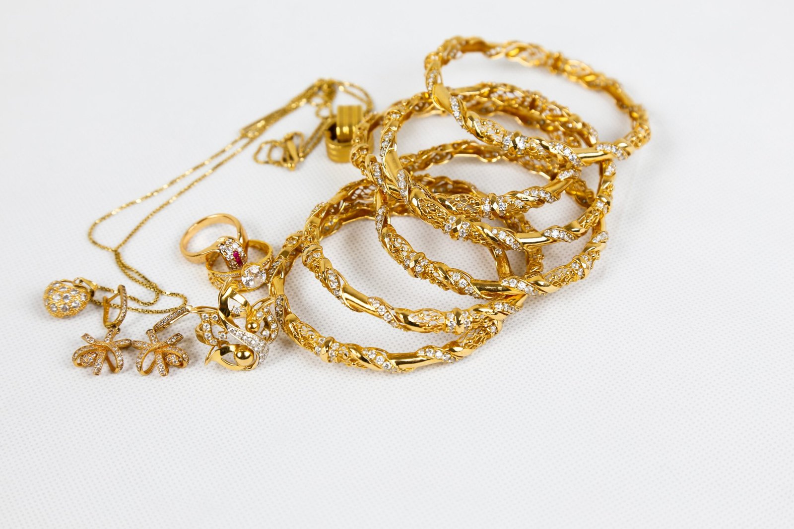 Guide to Sell Your Old Gold Jewelry Today for Maximum Returns